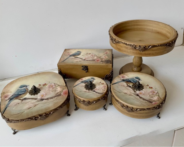 میوه خوری چوبی گردپایه دار